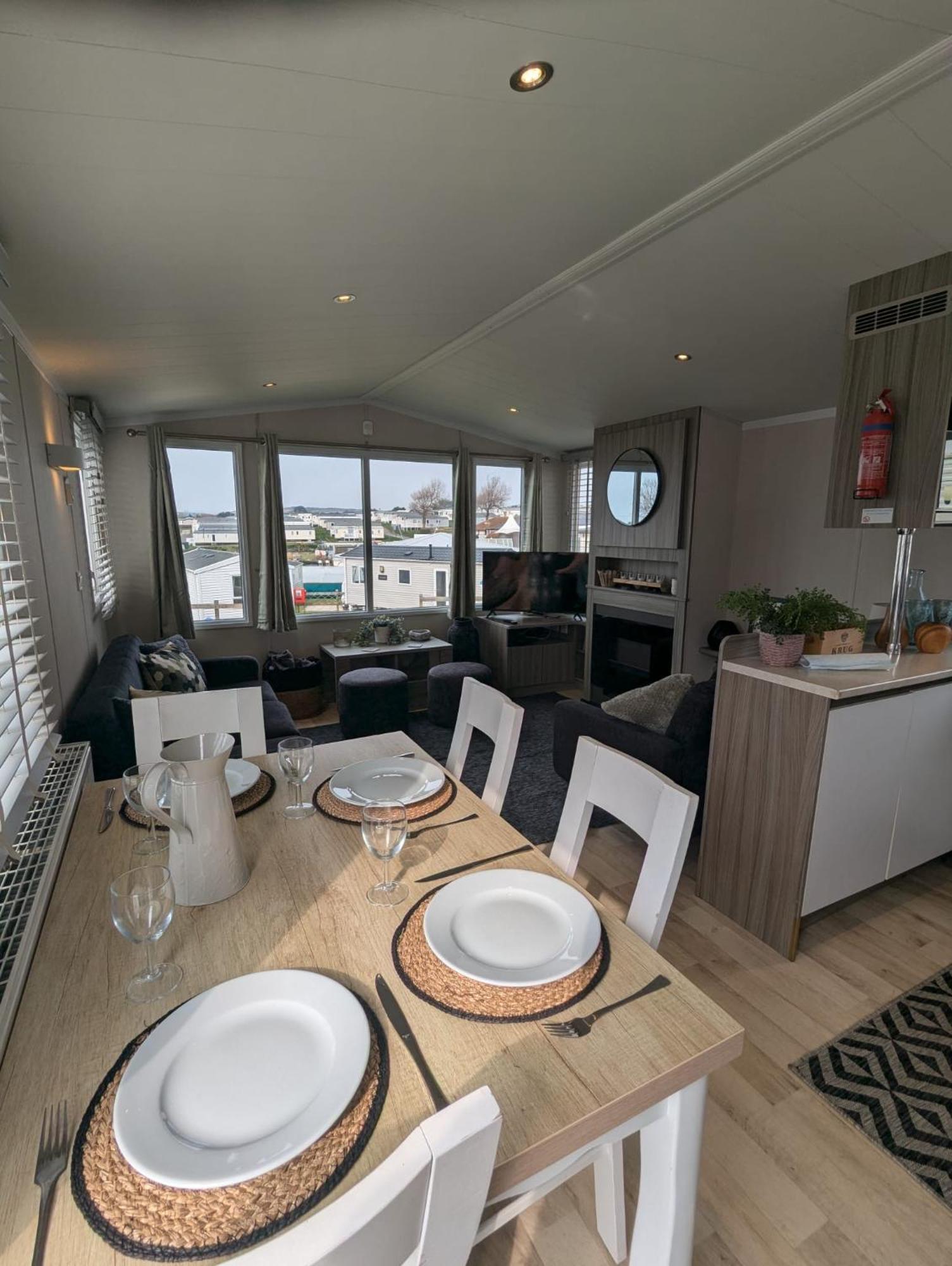 Beautifully Presented Dog Friendly Caravan On Very Popular Littlesea Holiday Haven Park Weymouth Wyke Regis Exteriör bild